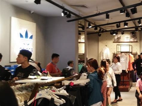 adidas vincom đồng khởi